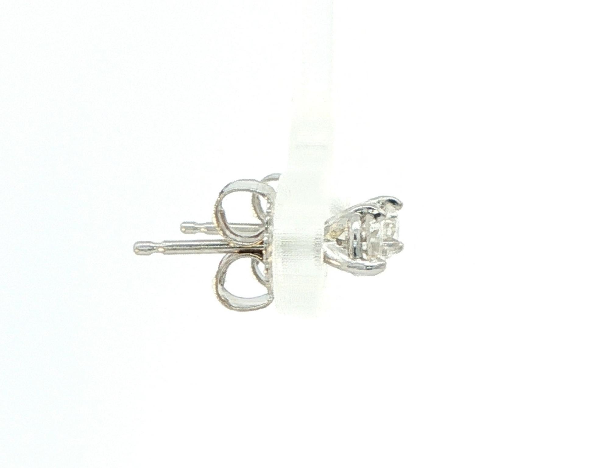 3-Prong Diamond Stud Earrings in White Gold (0.30cts TWT) side