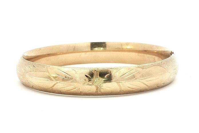content/products/Estate Piece: Floral Hinged Bangle Bracelet in Yellow Gold