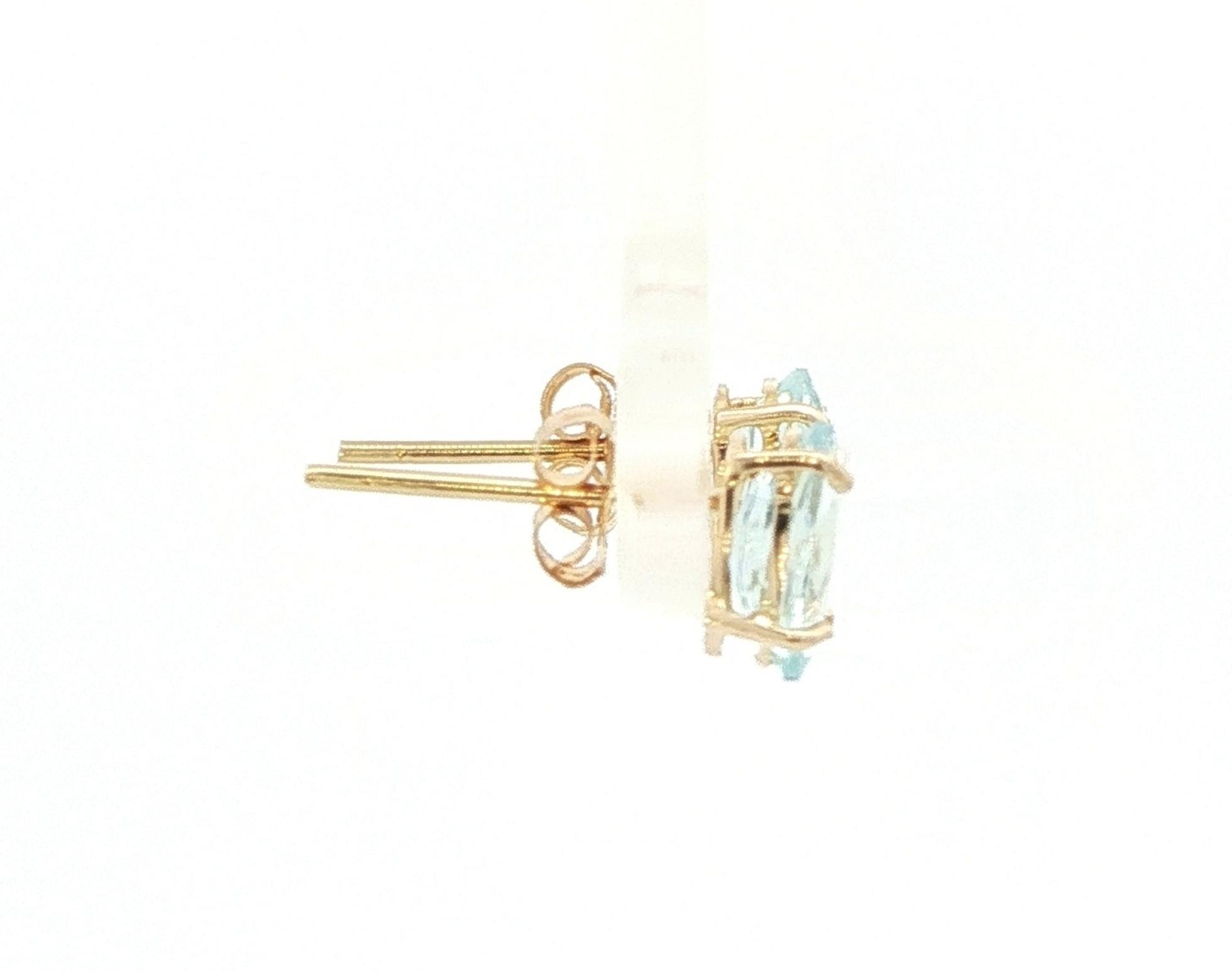 Estate Piece: 4-Prong Aquamarine Stud Earrings in Yellow Gold (0.50cts TWT) side