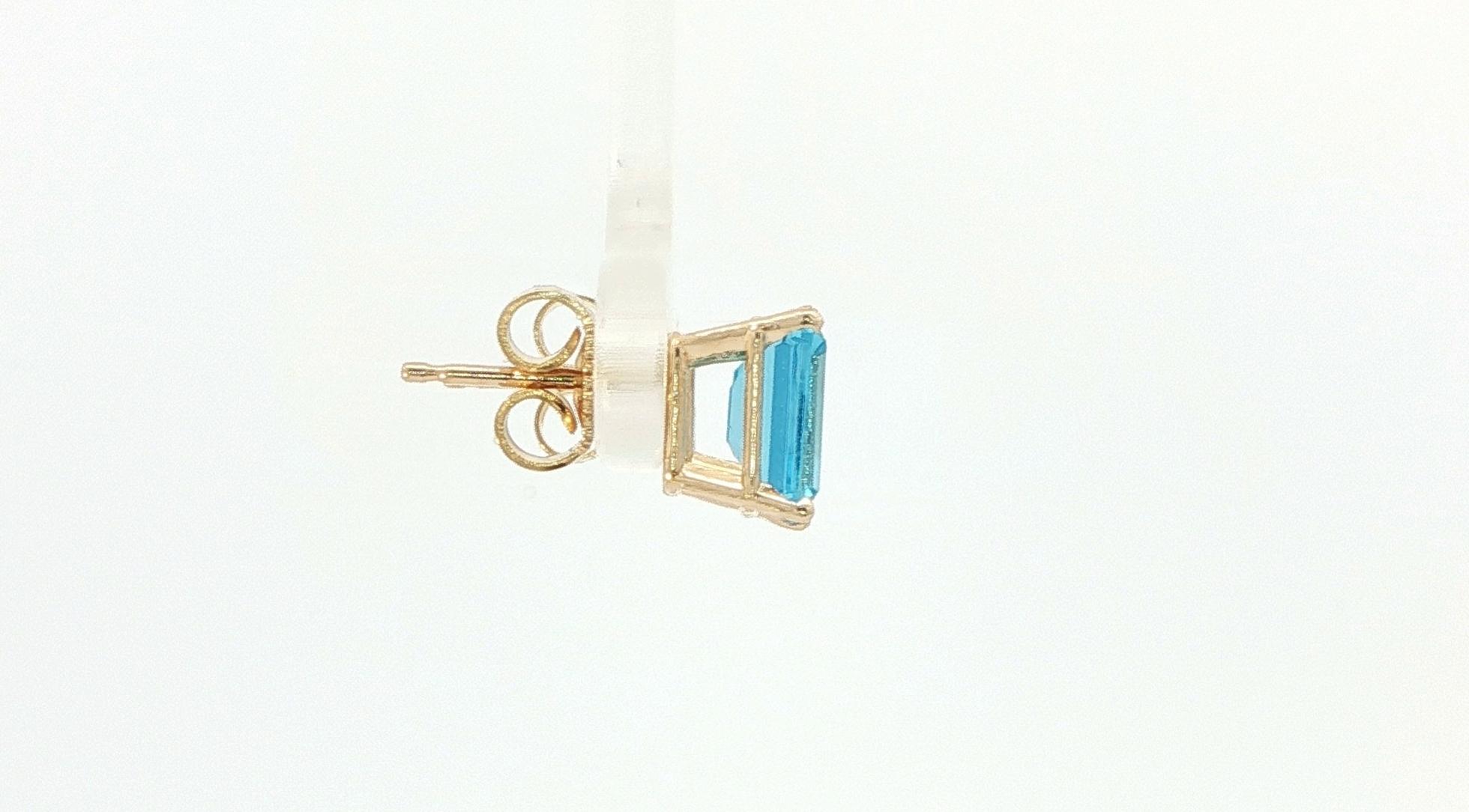 Estate Piece: 4-Prong Blue Topaz Stud Earrings in Yellow Gold (2.00cts TWT) side