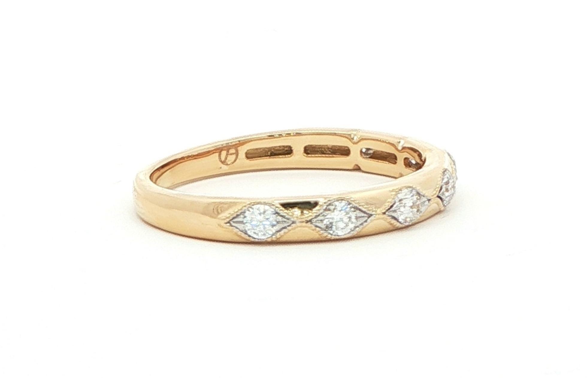 Single Prong-Set Diamond Wavy Milgrain Ring in Yellow Gold (0.07cts TWT) side