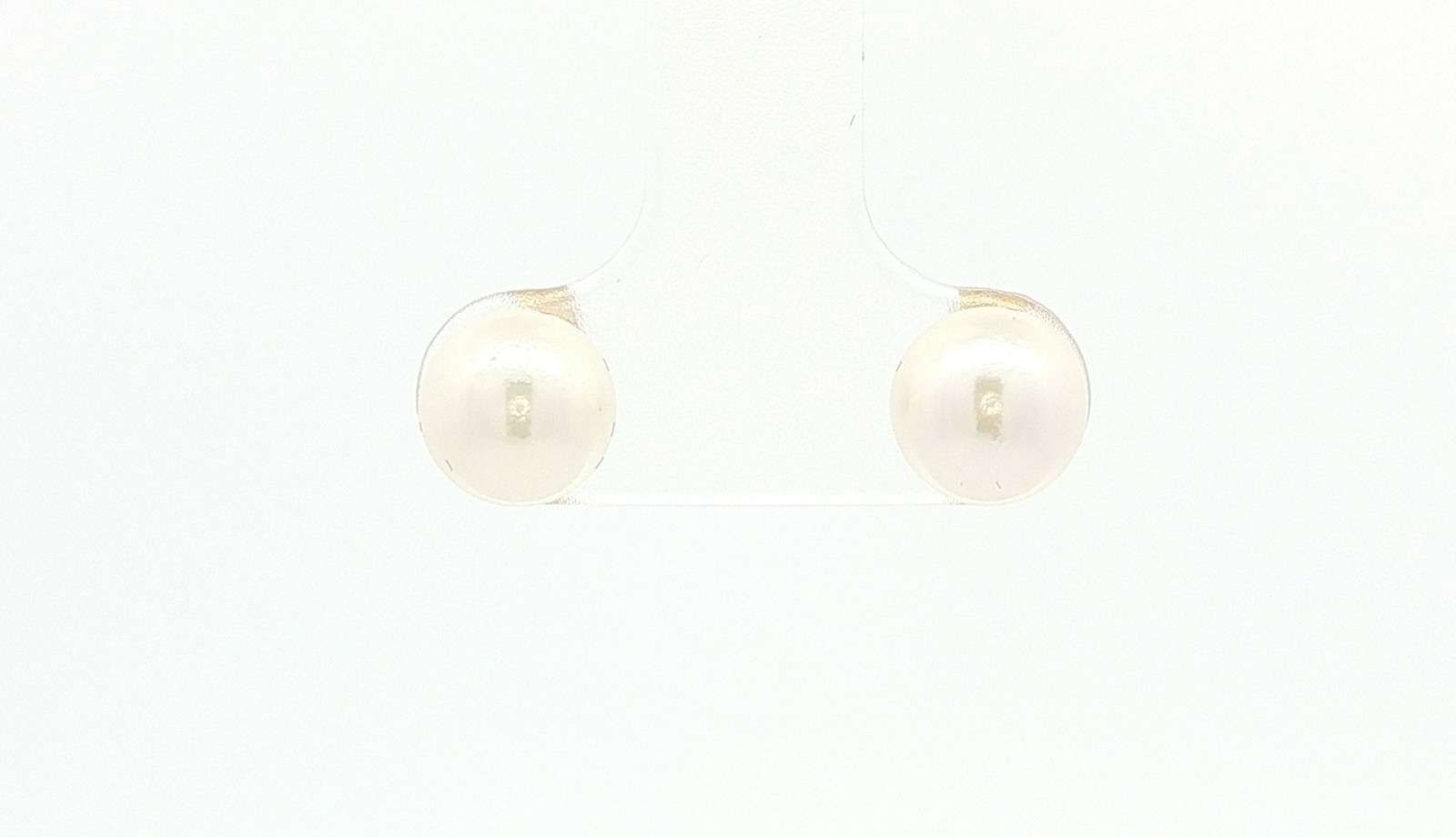 Estate Piece: Akoya Pearl Stud Earrings in Yellow Gold