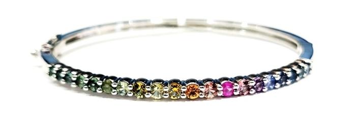 content/products/Rainbow Montana Sapphire Hinged Bangle Bracelet in White Gold (2.72cts TWT)