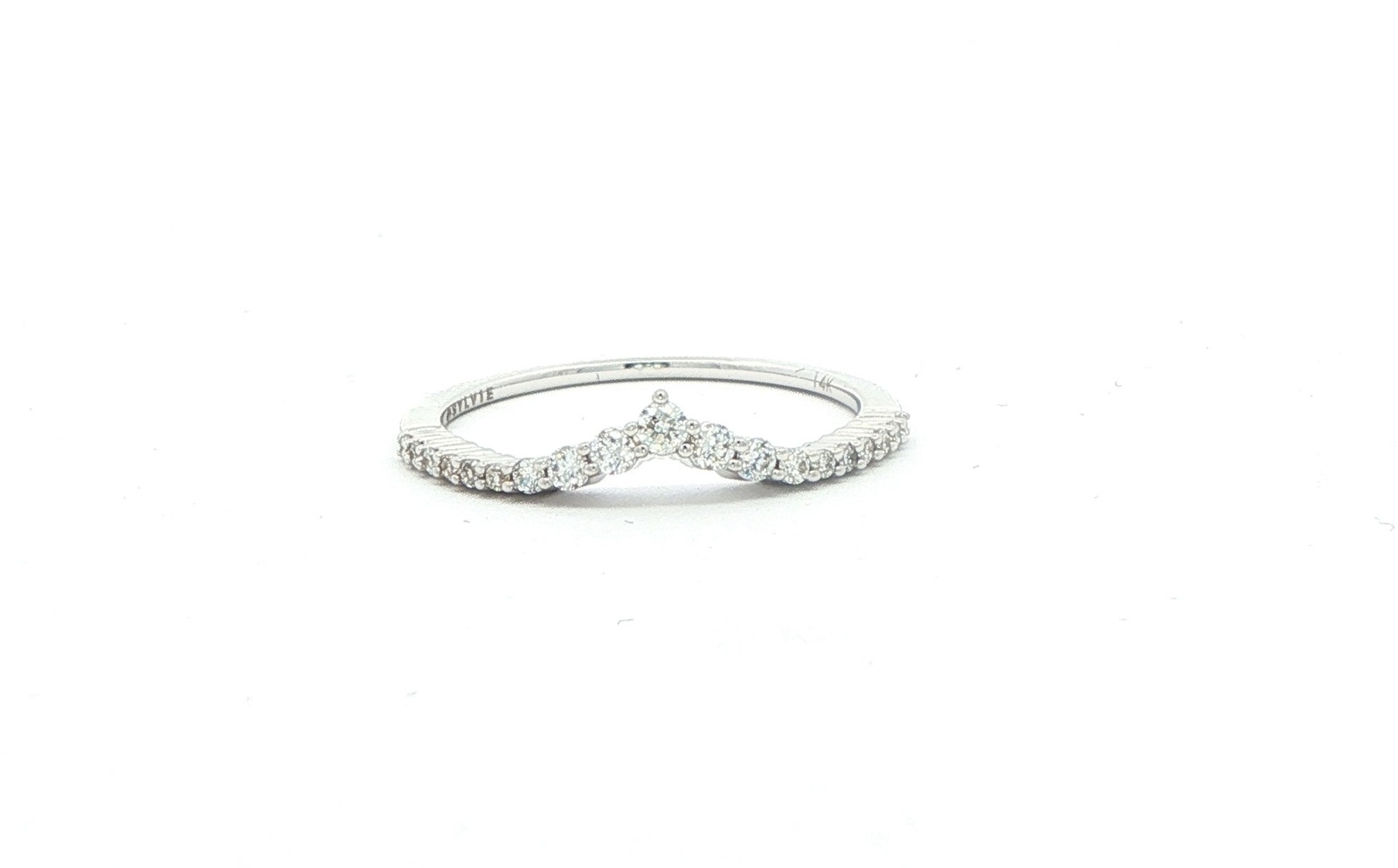 Chevron Share-Prong Diamond Band in White Gold (0.20cts TWT)