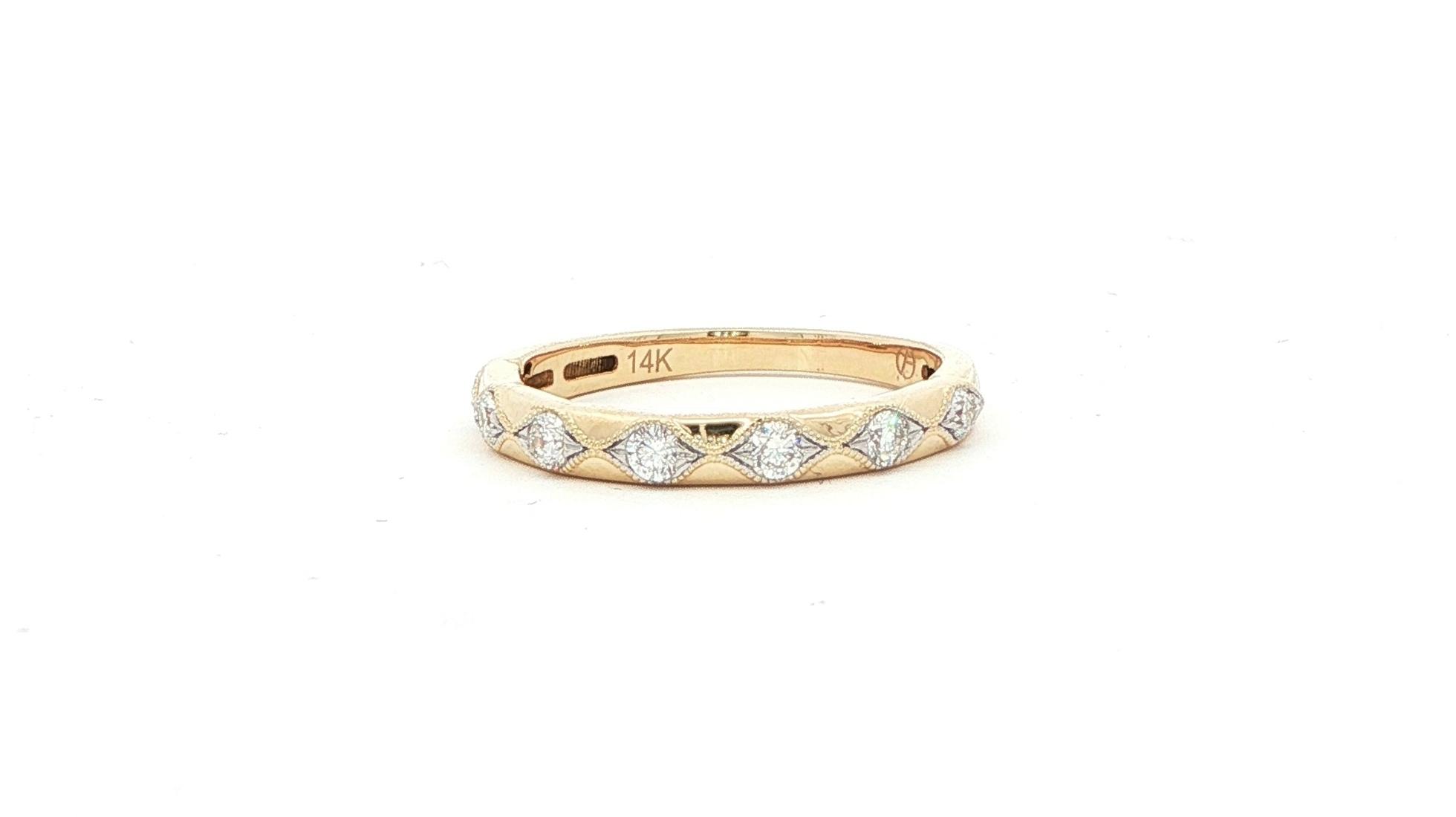 Single Prong-Set Diamond Wavy Milgrain Ring in Yellow Gold (0.07cts TWT)