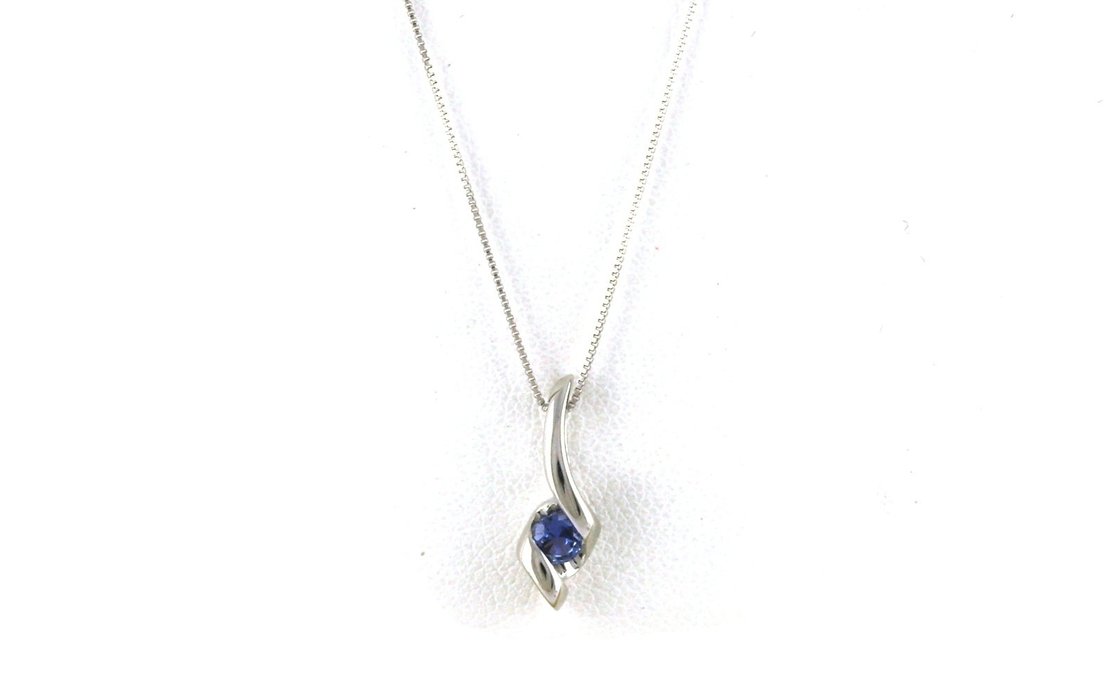 Twist Style Montana Yogo Sapphire Solitaire Necklace in White Gold (0.10ct)