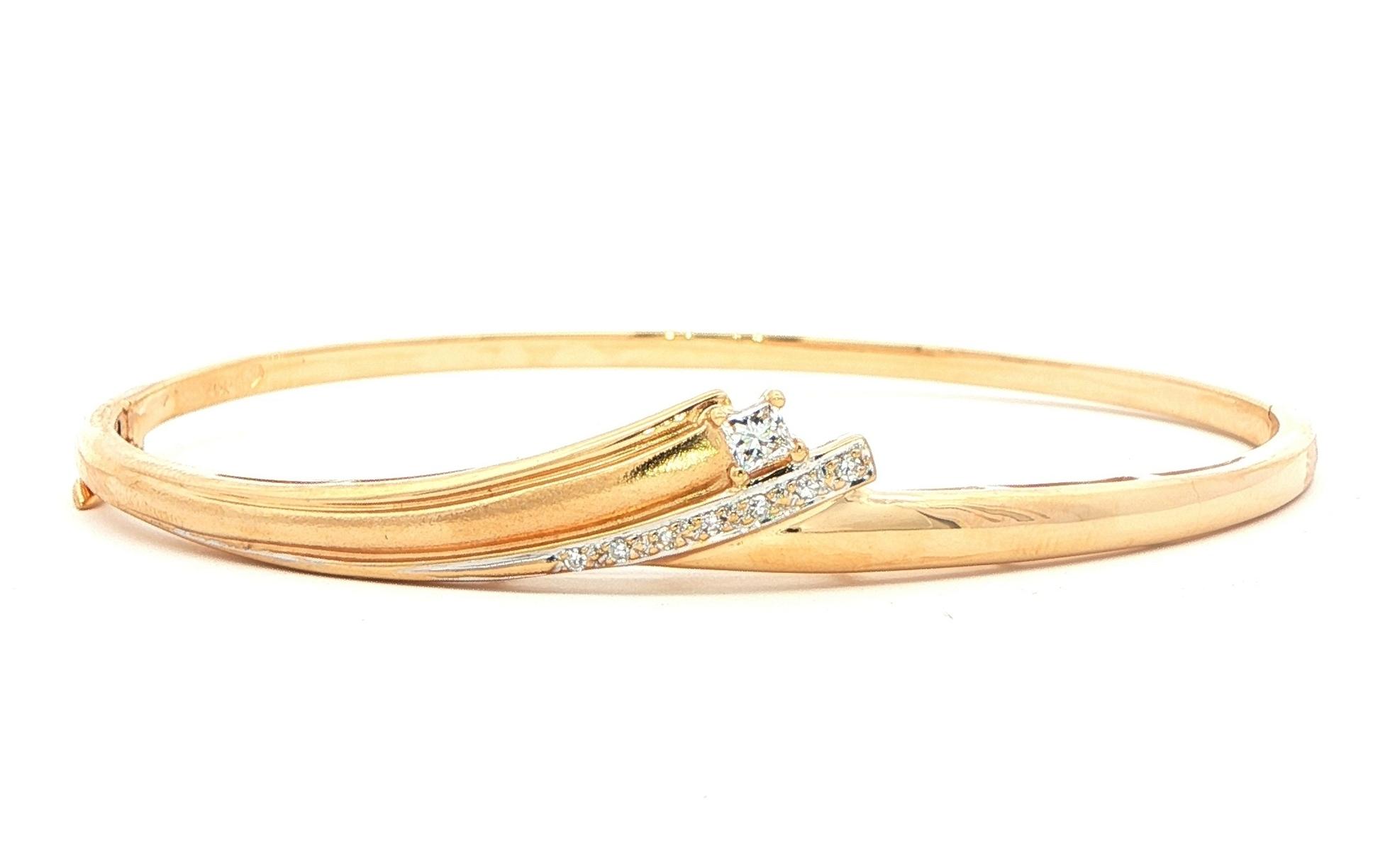 Estate Piece: Hinged Diamond Bangle Bracelet in Yellow Gold (0.20cts TWT)