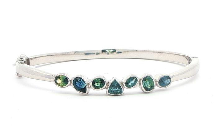 content/products/7-Stone Bezel-Set Montana Sapphire Hinged Bangle Bracelet in Sterling Silver (3.00cts TWT)