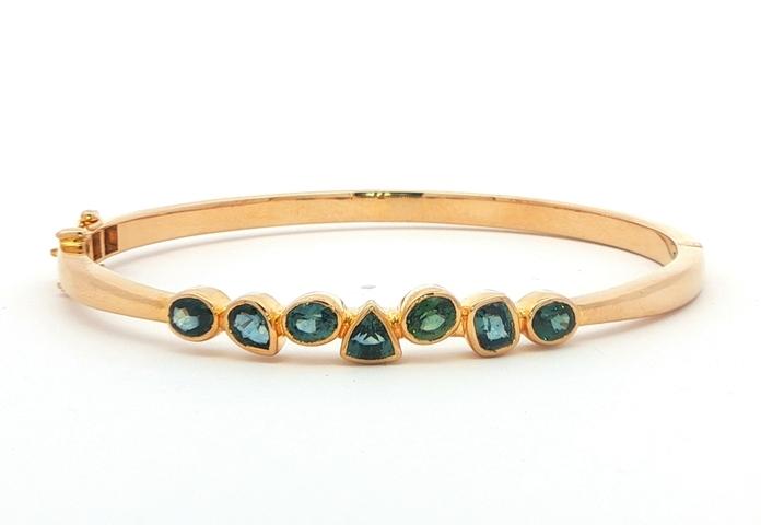 content/products/7-Stone Bezel-Set Montana Sapphire Hinged Bangle Bracelet in Yellow Gold (3.00cts TWT)