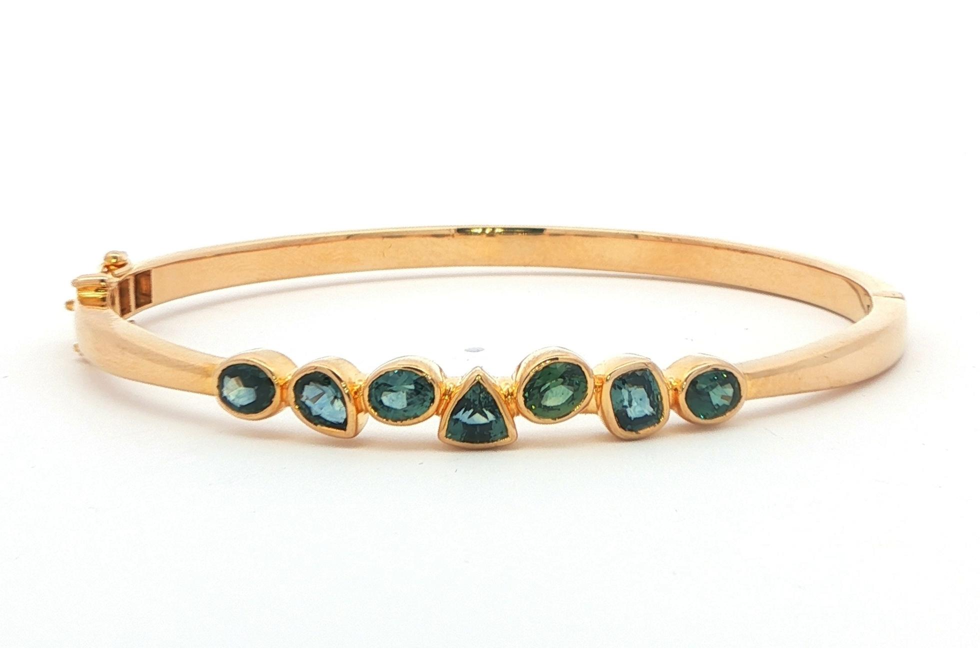 7-Stone Bezel-Set Montana Sapphire Hinged Bangle Bracelet in Yellow Gold (3.00cts TWT)