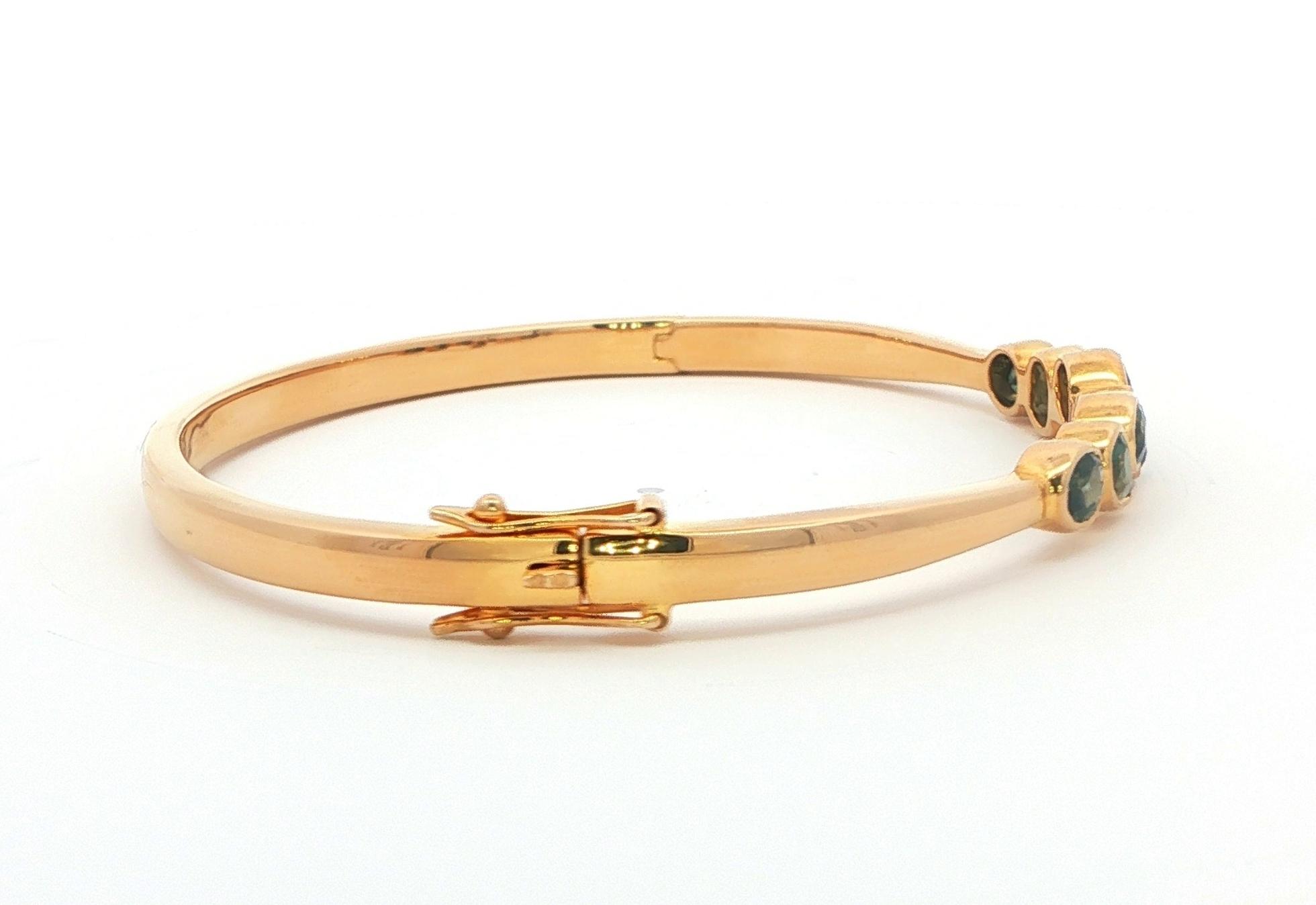 7-Stone Bezel-Set Montana Sapphire Hinged Bangle Bracelet in Yellow Gold (3.00cts TWT) side