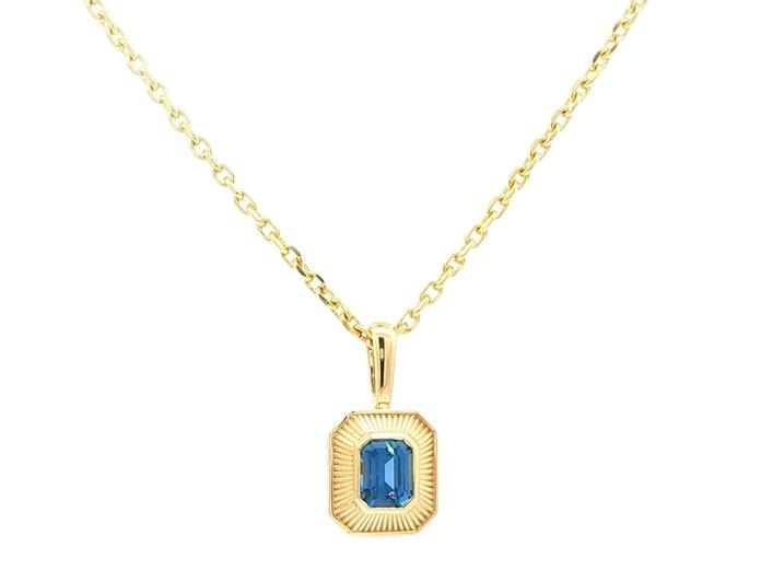 content/products/Emerald-cut Montana Yogo Sapphire Necklace with Fluted Halo Bezel in Yellow Gold (0.90cts)