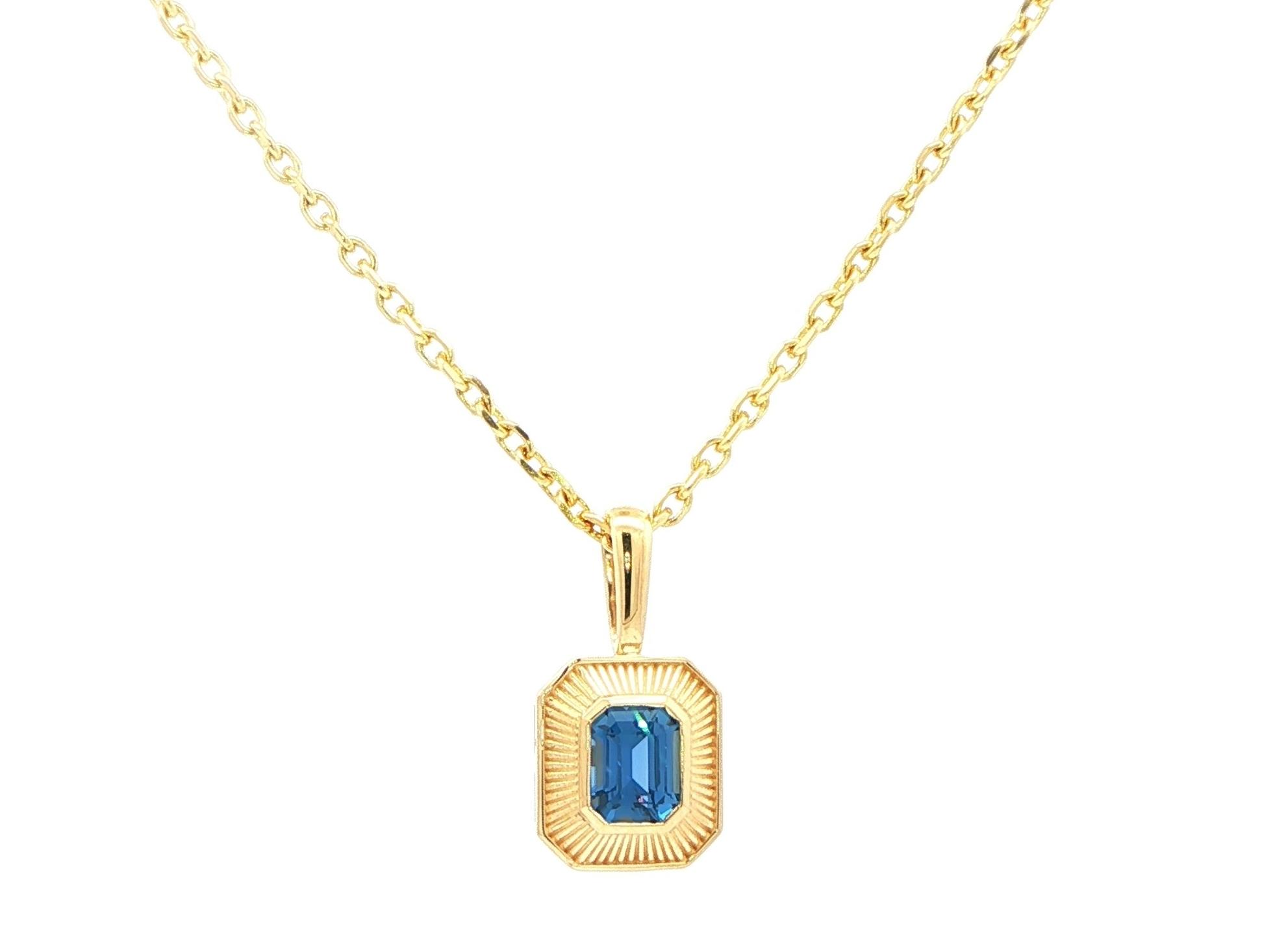 Emerald-cut Montana Yogo Sapphire Necklace with Fluted Halo Bezel in Yellow Gold (0.90cts)