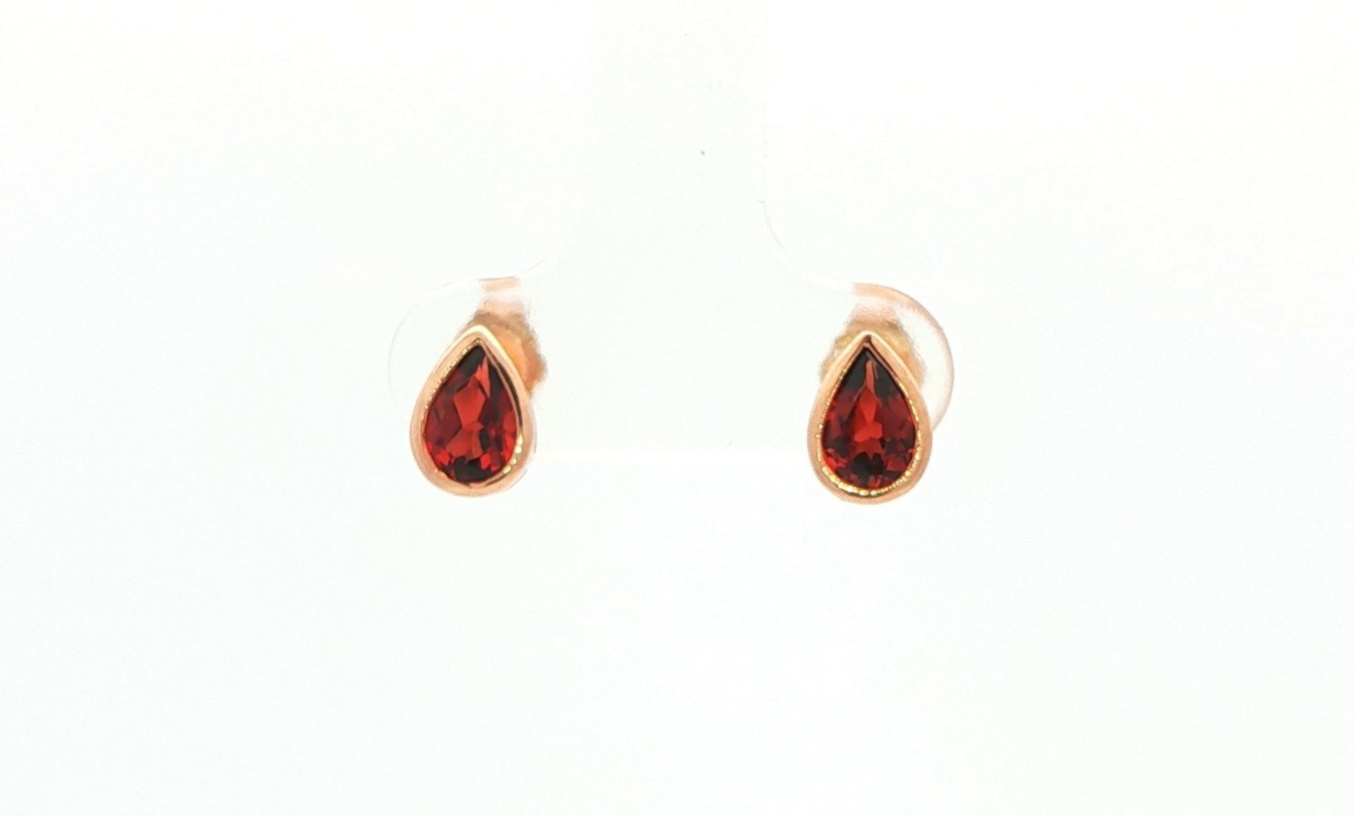 Bezel-set Pear-cut Garnet Stud Earrings in Rose Gold (1.05cts TWT)