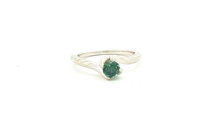 content/products/ Solitaire Green Montana Sapphire Ring with Etched Details in Sterling Silver (0.60cts)