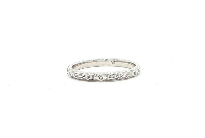 content/products/Floral Engraved Wedding Band in White Gold 