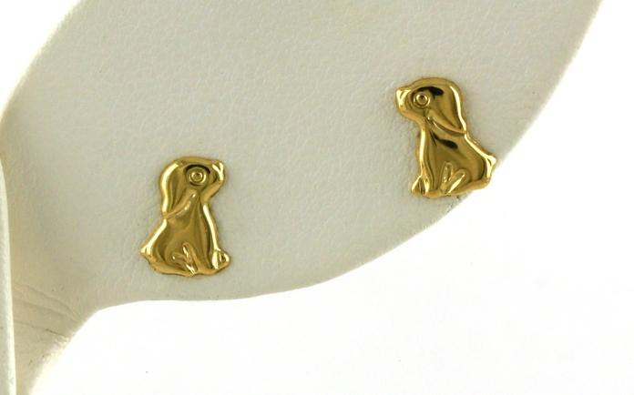 content/products/Sitting Dog Stud Earrings in Yellow Gold