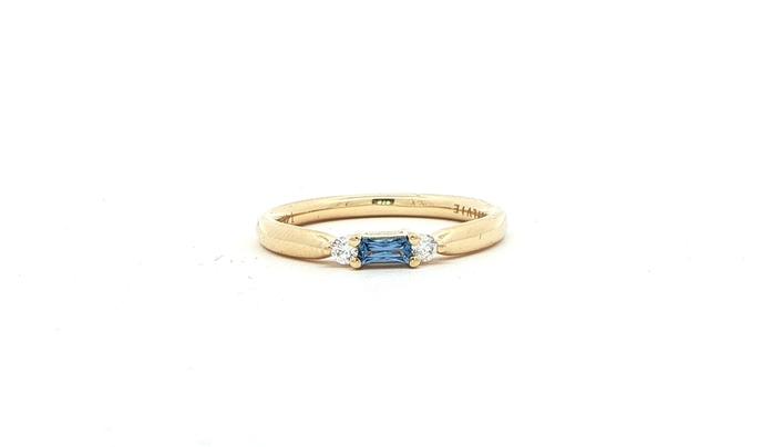content/products/3-Stone Baguette-cut Montana Yogo Sapphire and Round Diamond Ring in Yellow Gold (0.20cts TWT)