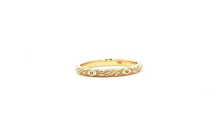 content/products/Floral Engraved Wedding Band in Yellow Gold 