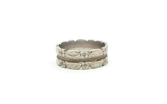 content/products/Estate Piece: Floral Design Ring with Engraved Details in White Gold 