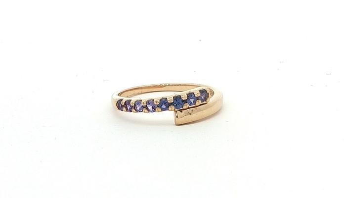 content/products/Overlapping Huckleberry Sapphire Ring in Yellow Gold (0.37cts TWT)