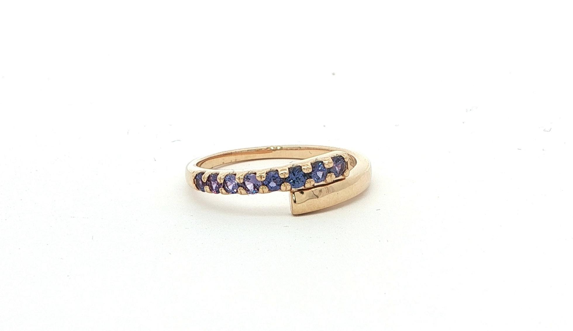 Overlapping Huckleberry Sapphire Ring in Yellow Gold (0.37cts TWT)