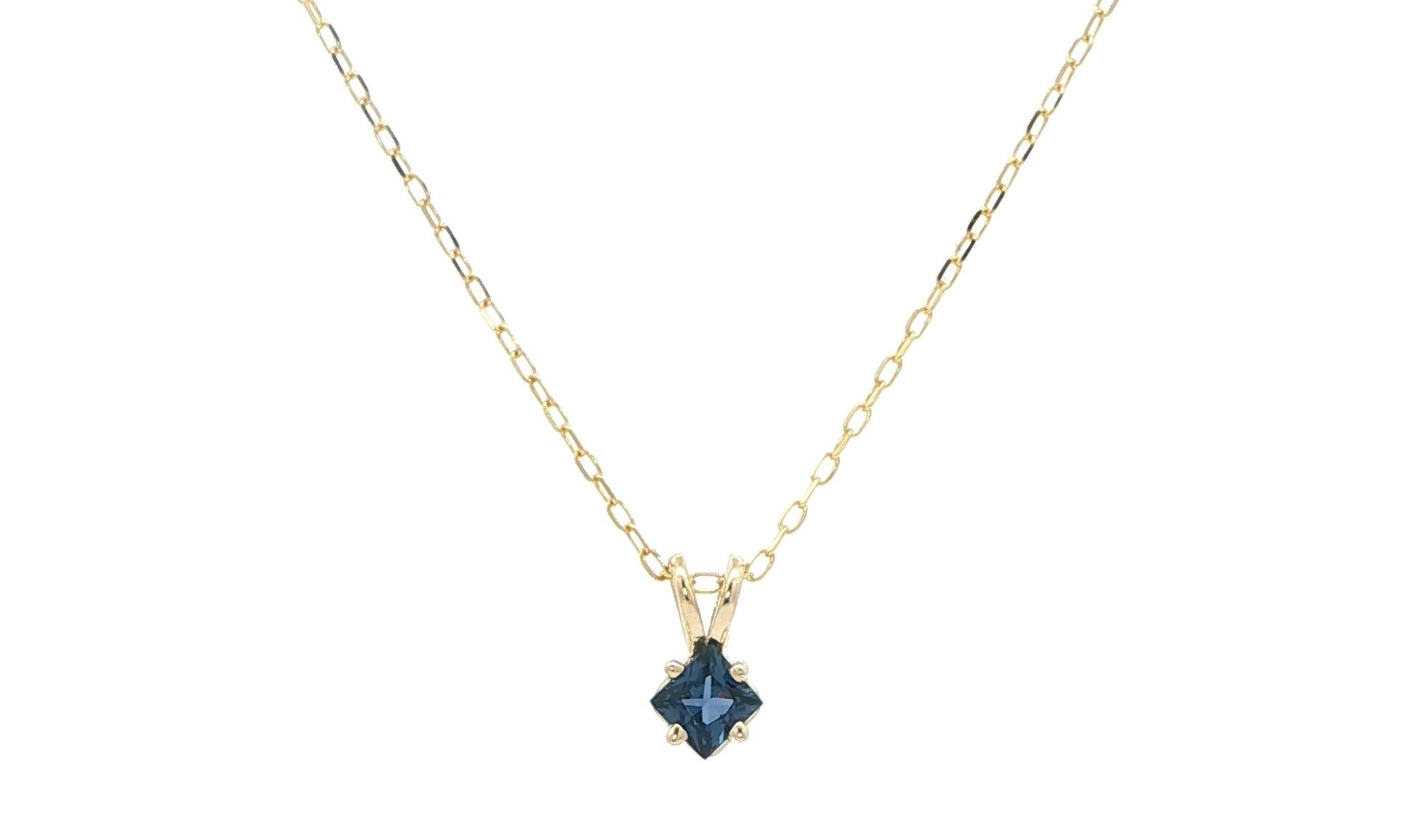 Kite-set Princess-cut Montana Yogo Sapphire Solitaire Necklace in Yellow Gold (0.25cts)