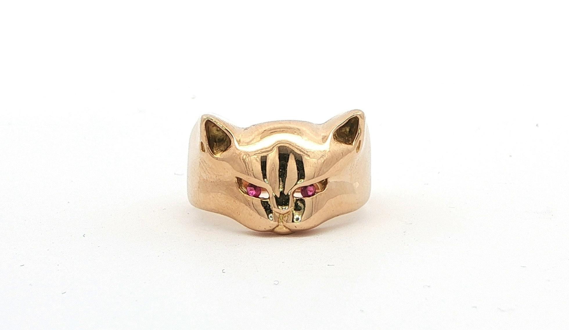 Estate Piece: Cat Signet Ring with Ruby Eyes in Yellow Gold (0.04cts TWT)