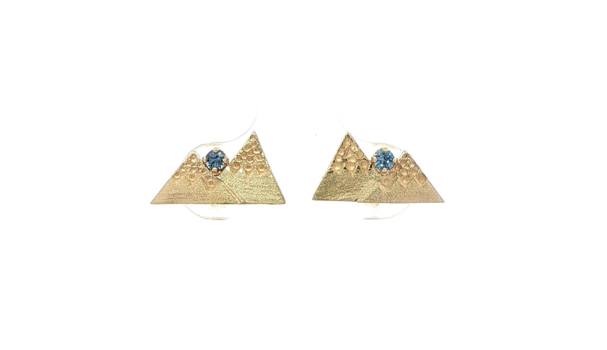 Mountains Montana Yogo Sapphire Stud Earrings with Brushed and Dotted Texture in Yellow Gold (0.09cts TWT)