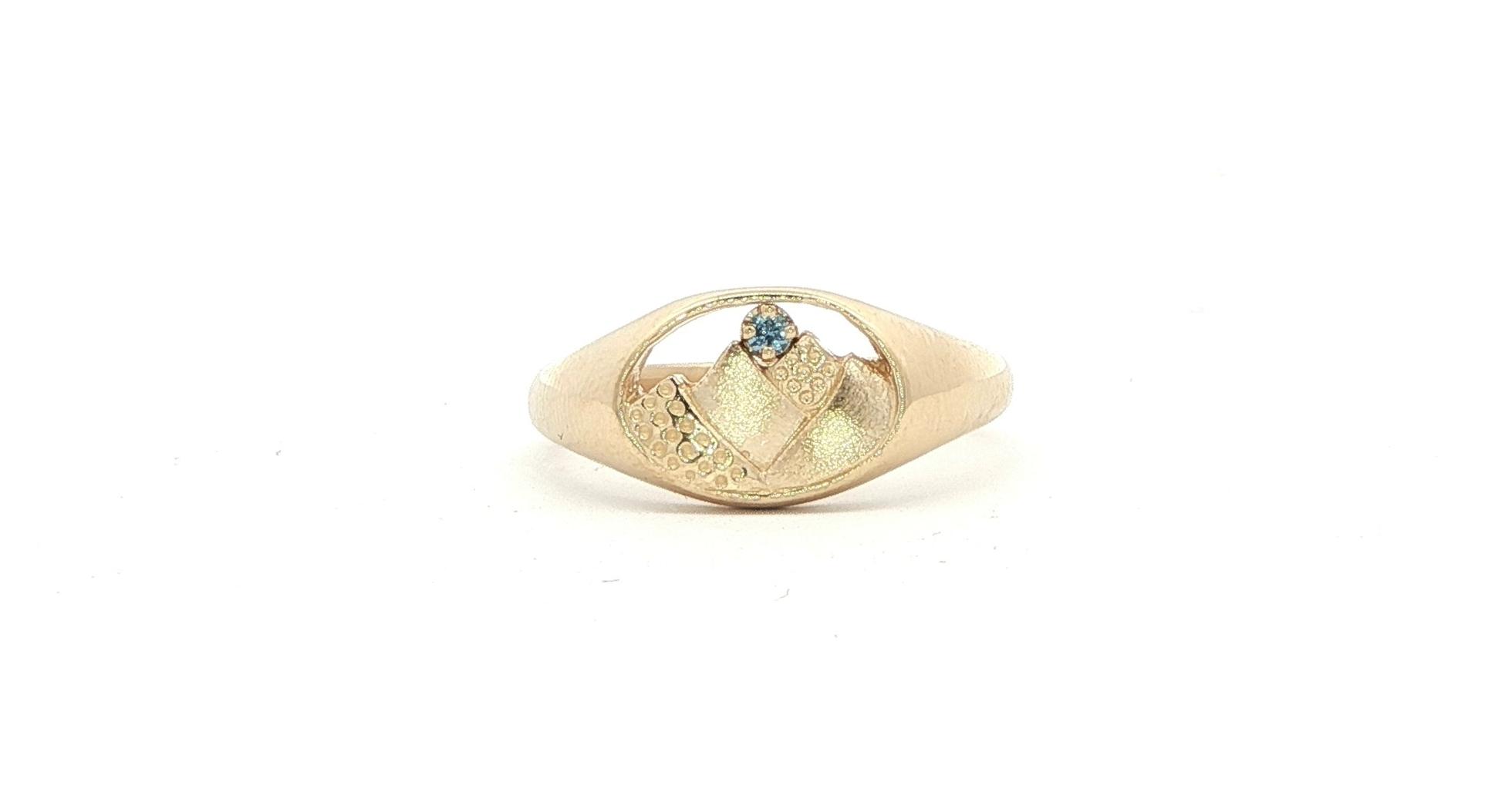 Mountain Design Montana Yogo Sapphire Signet Ring in Yellow Gold (0.04cts)