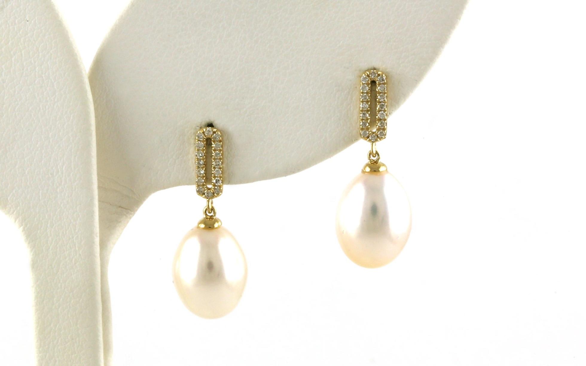 Paperclip-Style Diamond Link Drop Pearl Earrings in Yellow Gold (0.10cts TWT)