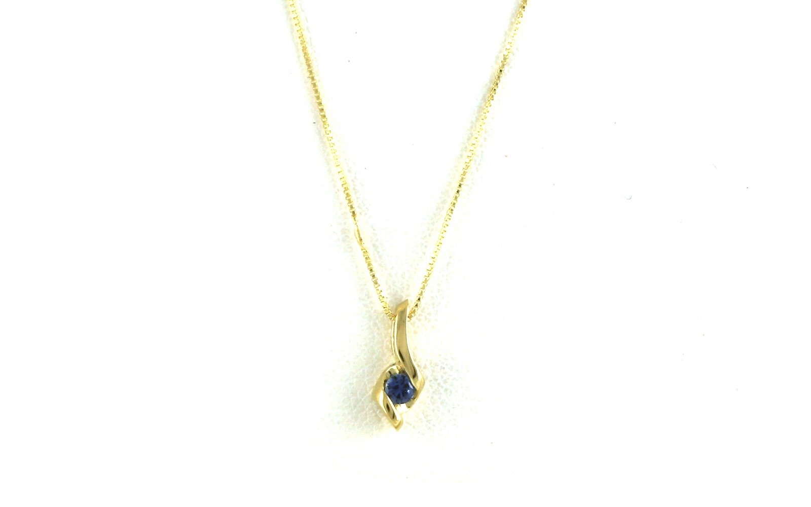 Twist Style Montana Yogo Sapphire Solitaire Necklace in Yellow Gold (0.05ct)