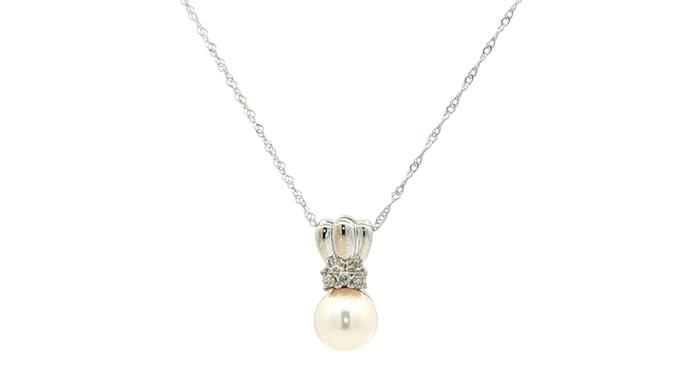 content/products/Estate Piece: Pearl and Diamond Pendant Necklace in White Gold (0.06cts TWT)