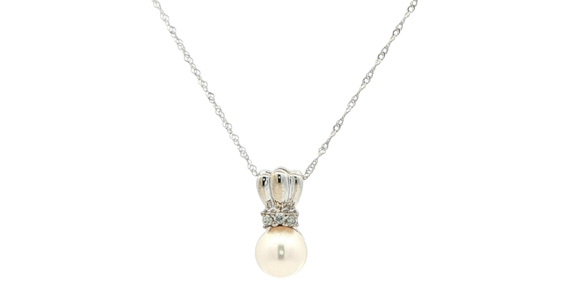 Estate Piece: Pearl and Diamond Pendant Necklace in White Gold (0.06cts TWT)