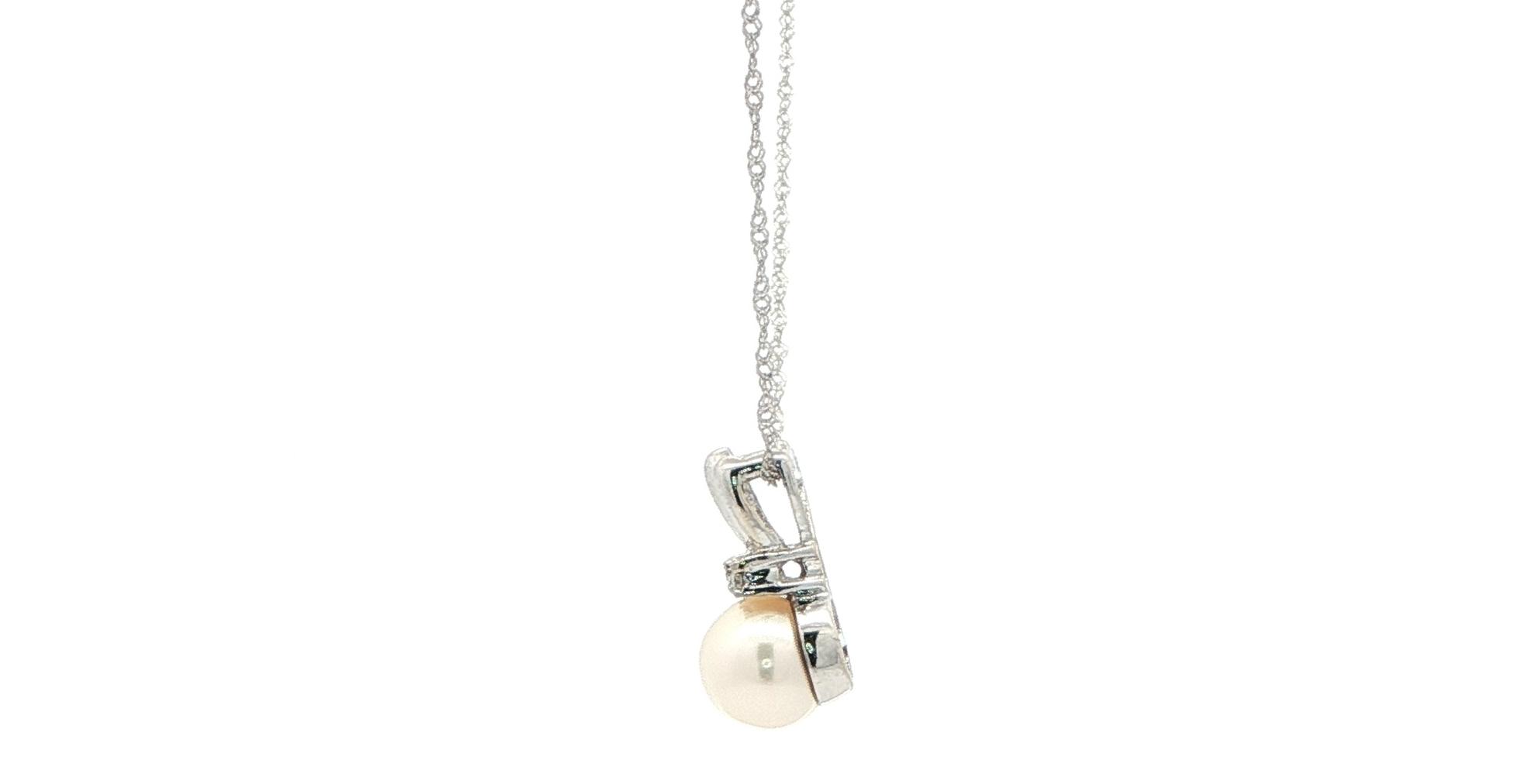 Estate Piece: Pearl and Diamond Pendant Necklace in White Gold (0.06cts TWT) side
