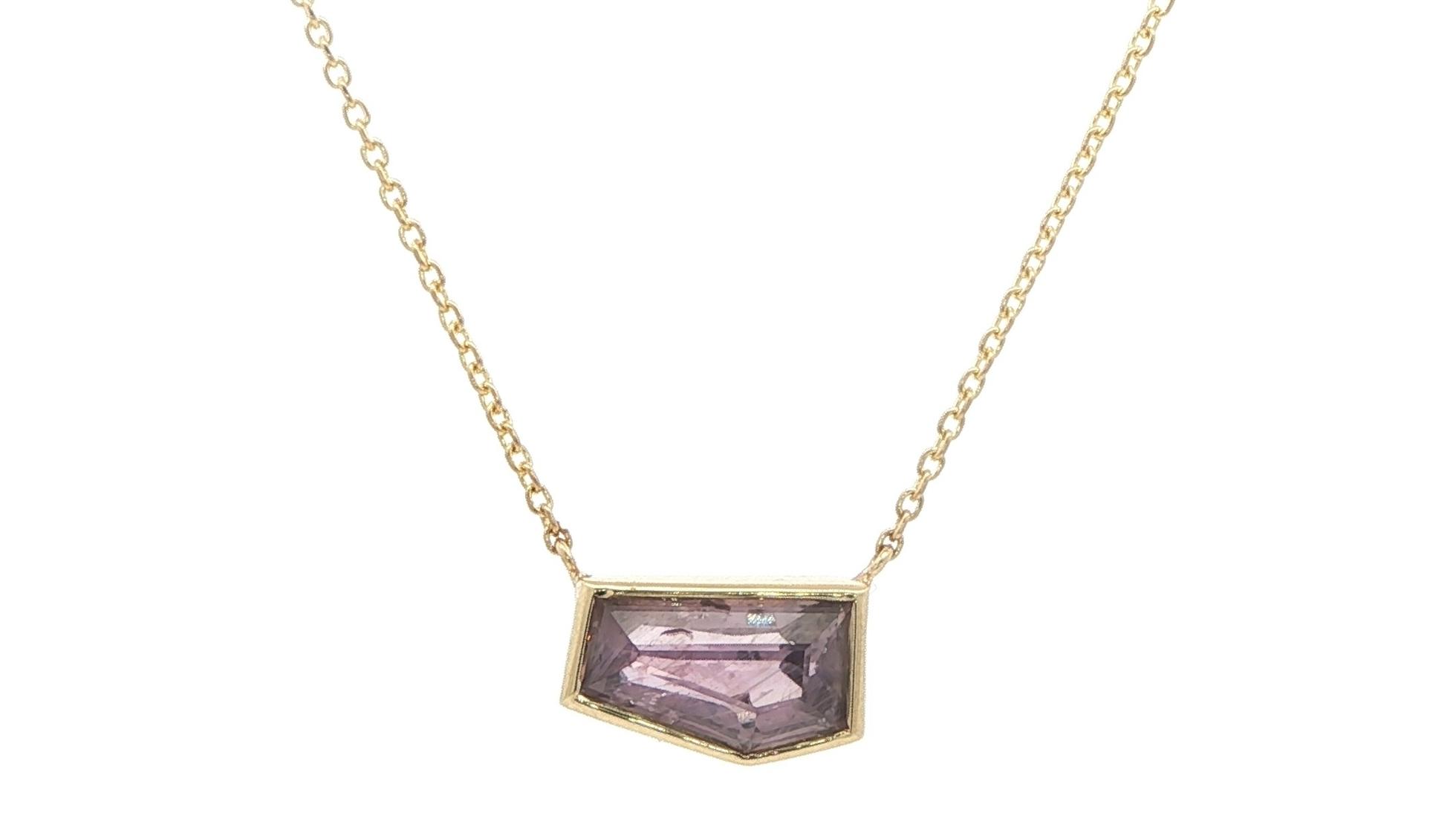 Bezel-set Pentagon Fancy-cut Purplish Pink Montana Sapphire Necklace in Yellow Gold  (3.07cts)