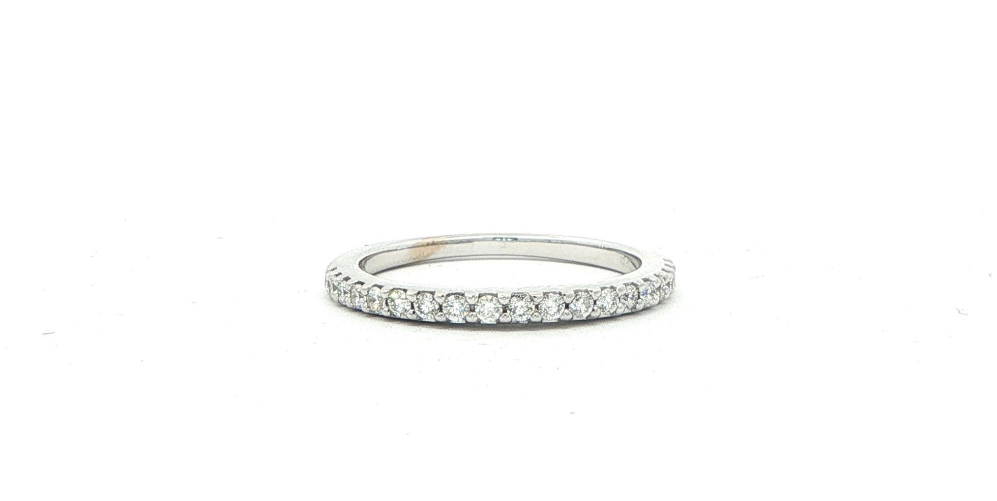 Estate Piece: 19-Stone Share-prong Diamond Ring in White Gold (0.25cts TWT)