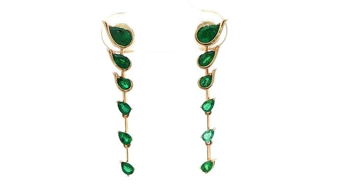 content/products/Pear-Shaped Emerald Graduated Drop Earrings in Yellow Gold (1.08cts TWT)