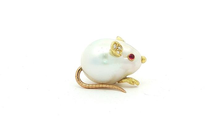 content/products/Estate Piece: Baroque Pearl and Ruby Mouse Brooch  with Diamond Accents in Yellow Gold (0.05cts TWT)