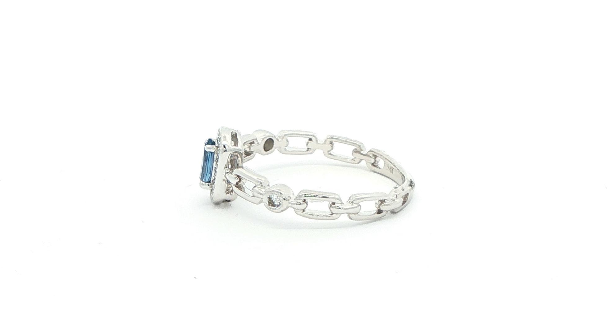 Rectangular-Halo Oval-cut Montana Yogo Sapphire and Diamond Ring with Chain Link Detail in White Gold (0.32cts TWT) side