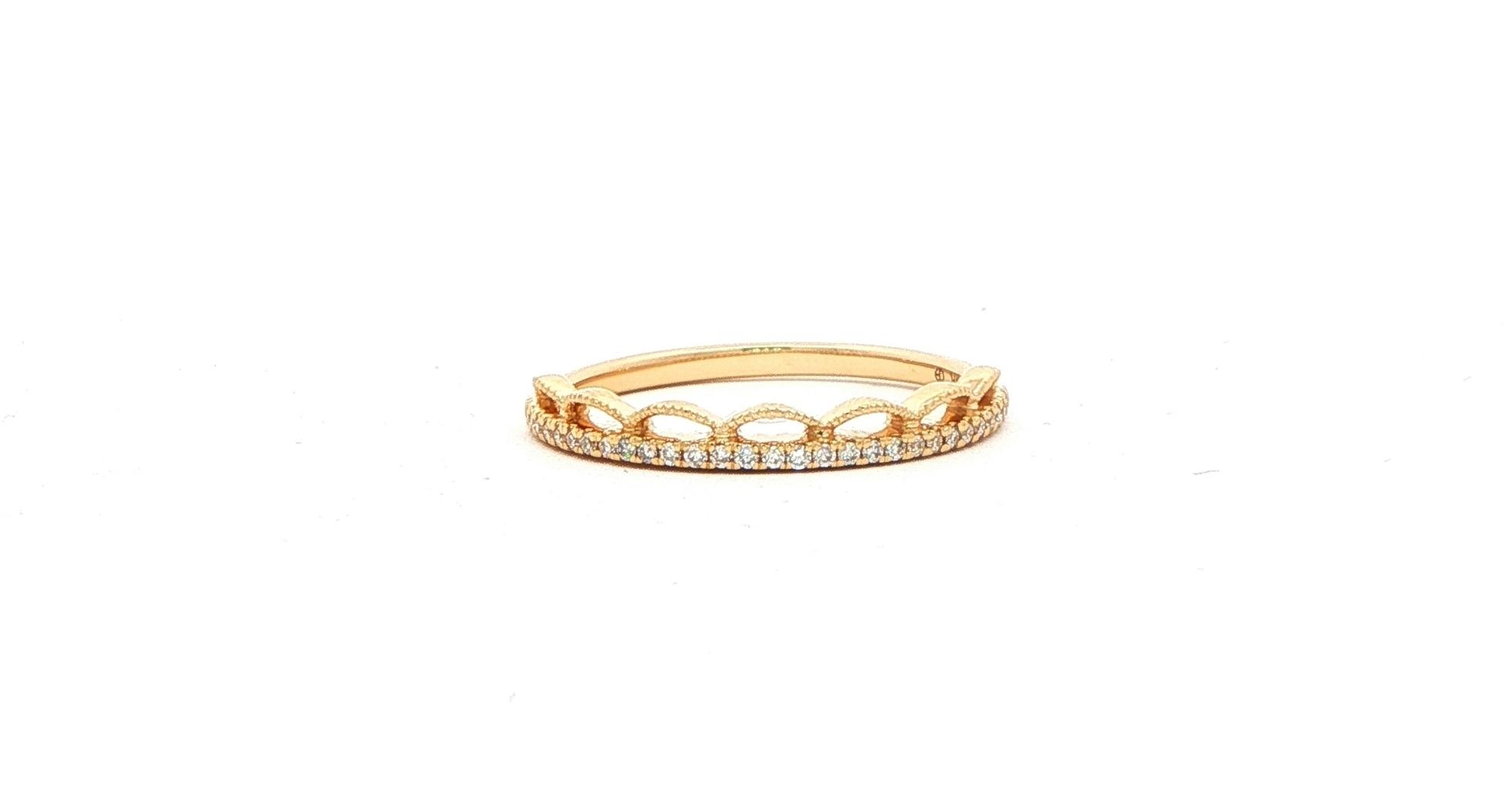 Scalloped Diamond Milgrain Stackable Band in Yellow Gold (0.12cts TWT)