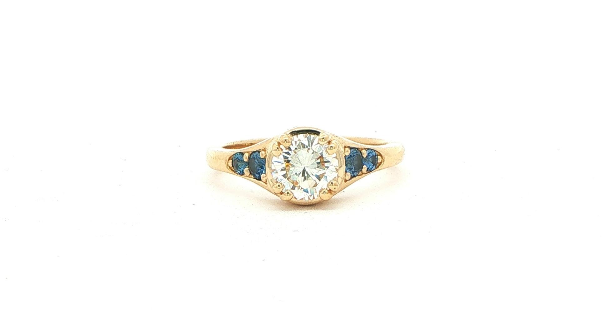 Diamond and Montana Yogo Sapphire Graduated Ring in Yellow Gold (1.27cts TWT)