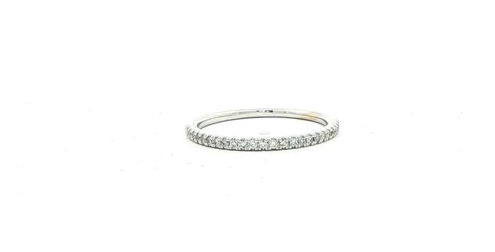 content/products/Estate Piece: 25-Stone Pave Round Diamond Band in White Gold (0.15cts TWT)