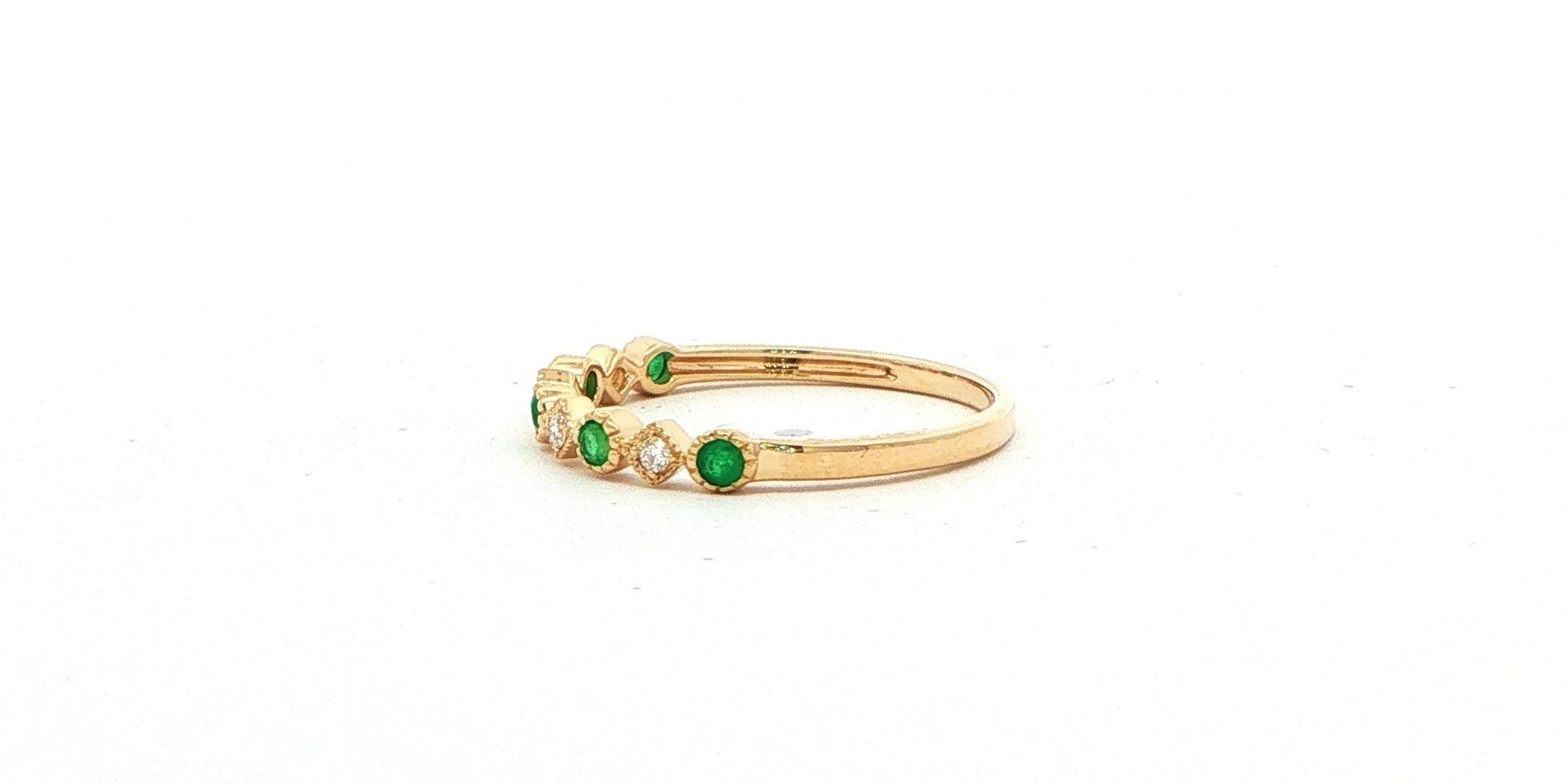 Alternating Milgrain bezel Emerald and Diamond Ring in Yellow Gold (0.25cts TWT) side