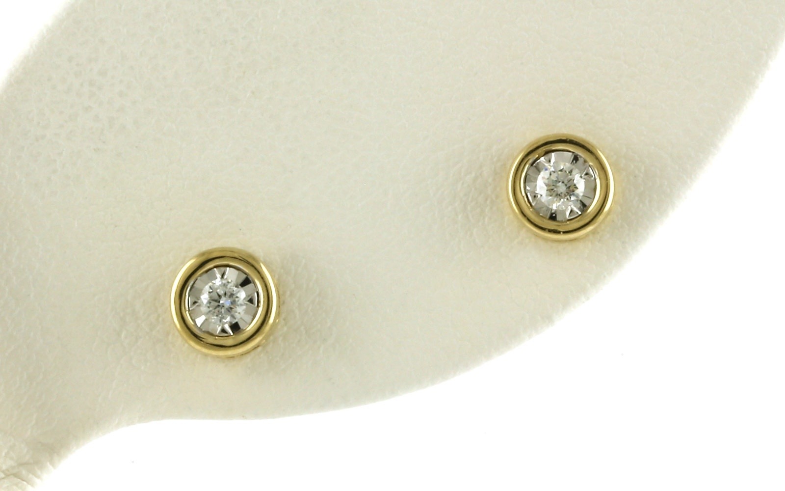 Diamond Illusion Set Stud Earrings in Yellow Gold (0.10cts TWT)
