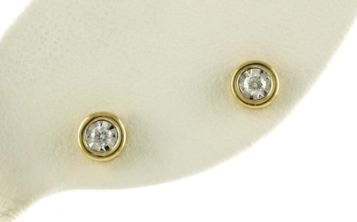 content/products/Diamond Illusion Set Stud Earrings in Yellow Gold (0.10cts TWT)