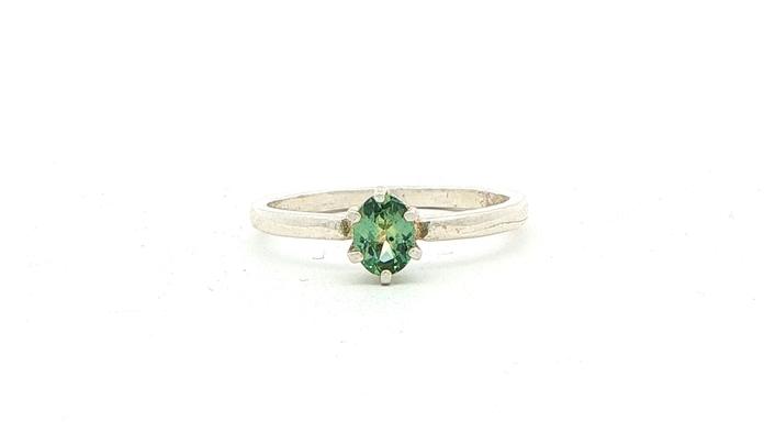 content/products/Oval-cut Green Montana Sapphire Solitaire Ring in Sterling Silver (0.40cts TWT)