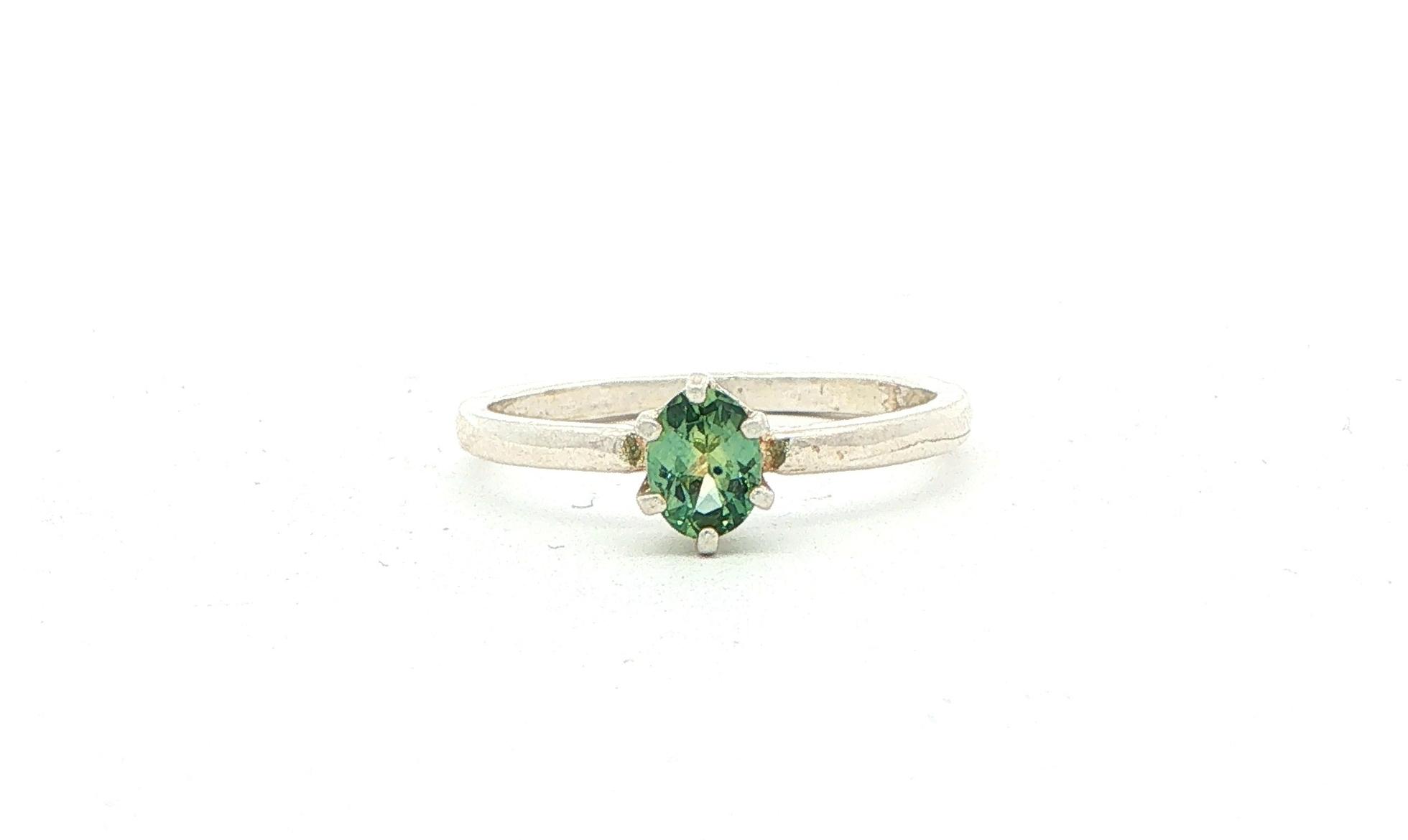 Oval-cut Green Montana Sapphire Solitaire Ring in Sterling Silver (0.40cts TWT)