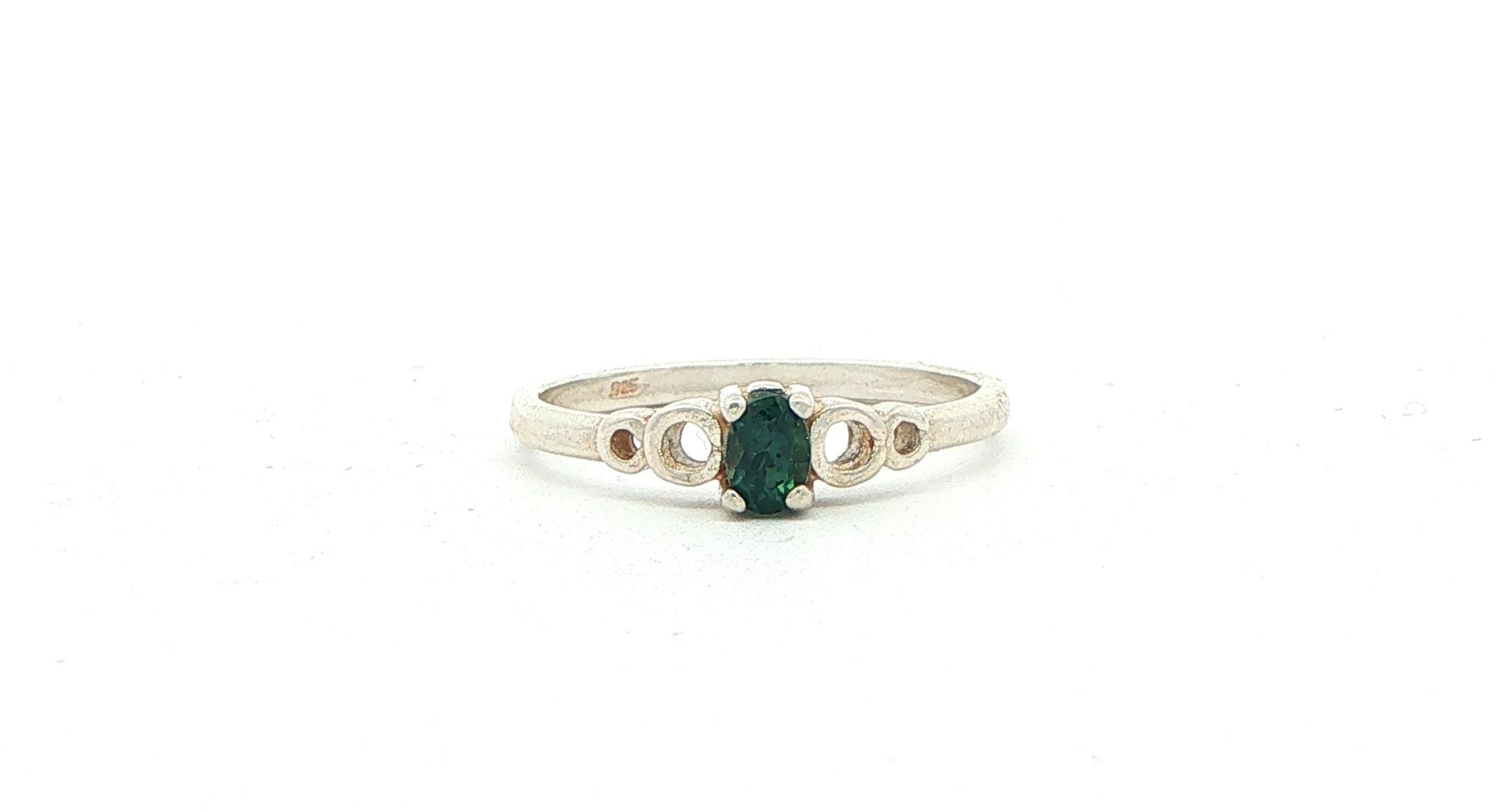 Oval Montana Sapphire Solitaire Ring with Openwork Circles Details in Sterling Silver (0.25cts)