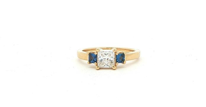 content/products/Three-Stone Princess-cut Diamond and Montana Yogo Sapphire Ring in Yellow Gold (1.23cts TWT)